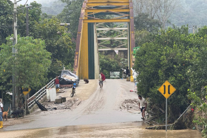 Por las fuertes lluvias hubo desbordamiento del río Zamora.