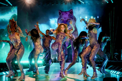 Shakira en su tour Las mujeres ya no lloran.