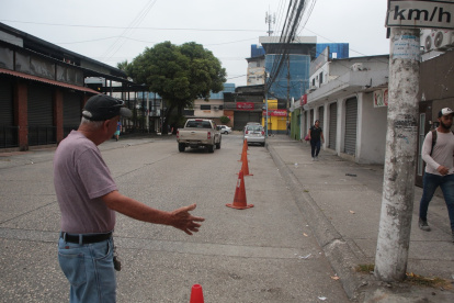 El ciudadano Francisco Bravo se quejó de que, a diario, en la manzana 240 de Urdenor 2, una de sus vías principales está llena de conos reservados para parqueos.