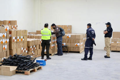 Depuración. Los allanamientos se hicieron en rastrillos y bodegas de almacenamiento de la Policía Nacional.