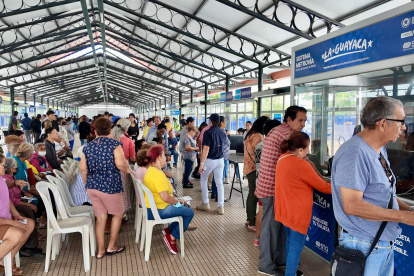 A diario, decenas de usuarios acuden al Batallón del Suburbio para aplicar a la tarjeta y acogerse al subsidio.