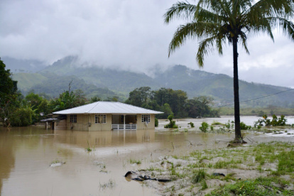 Una de las viviendas de la localidad está parcialmente cubierta por el agua. Se observa las sembríos totalmente inundados.