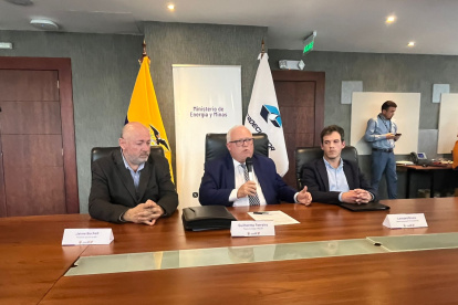 Autoridades del Ministerio de Energía y Minas, en rueda de prensa.