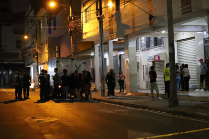 Personal de Criminalística llegó hasta las calles Calixto Romero y Lavayen, en el centro de Guayaquil, para recabar indicios sobre el deceso.