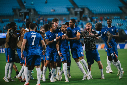 Moisés Caicedo (d) celebra junto a sus compañeros la clasificación de Chelsea a los cuartos de final del Mundial de Clubes