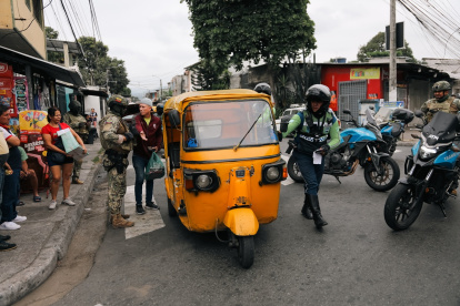 Militares y agentes de tránsito realizaron controles a conductores de tricimotos en el suburbio de Guayaquil, este jueves 3 de julio.
