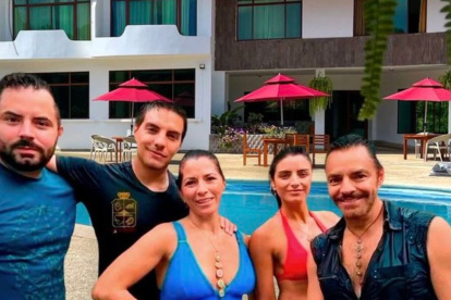 Esta es la imagen que circula en redes sociales, en donde aseguran que la familia Derbez estaría en Galápagos.