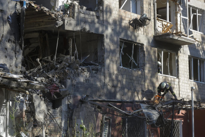 Rescatistas ucranianos trabajan en el lugar de un ataque ruso con drones, un edificio residencial de cinco pisos en Kiev, el 4 de julio de 2025.