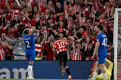 Nico Williams celebra el gol de Athletic Bilbao con los aficionados durante el partido de cuartos de final de la UEFA Europa League.
