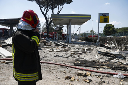 Los bomberos de la Brigada Nacional de Bomberos de Italia trabajan en el lugar de la explosión en Roma, Italia, el 4 de julio de 2025.