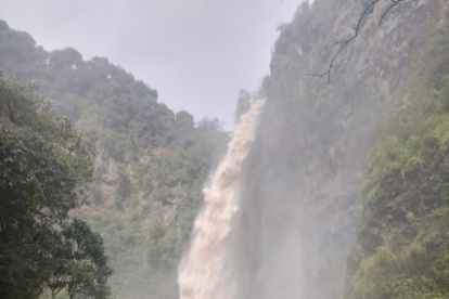 La cascada Condor Machay incremento de caudal de agua por las lluvias registradas en los últimos días. (cortesía)