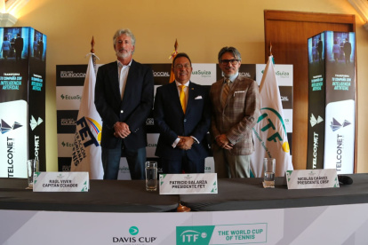 Raúl Viver, capitán de Ecuador (i); Patricio Galarza, presidente de la FET; y Nicolás Chávez, presidente del Club Rancho San Francisco, durante la presentación de la serie en la capital.