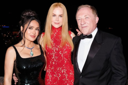 El empresario François Henri Pinault junto a su esposa, Salma Hayek, y Nicole Kidman (centro) durante la décima edición anual de los Premios Mujeres en Movimiento de Kering.