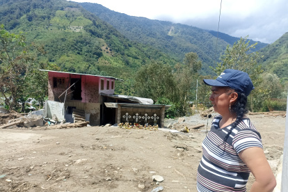 Cuatro cruces se levantan en el terreno donde estaba la casa de la familia Paredes, antes del deslave.