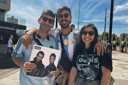 Varios seguidores de Oasis viajaron para disfrutar del primer concierto tras años de separación