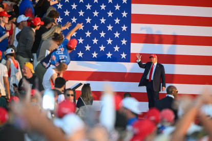 El presidente de Estados Unidos, Donald Trump, saluda en el recinto ferial estatal de Iowa en Iowa, EE. UU., el 3 de julio de 2025.