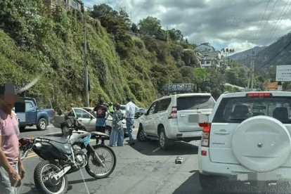 Los dos autos chocaron de frente, cuando circulaban por la av. De los Conquistadores, una vía que conecta a Guápulo con el valle.