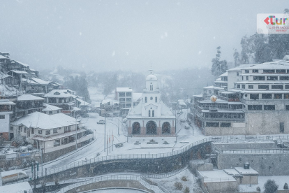 La imagen editada del mirador de Turi “cubierto de nieve” se volvió viral este 4 de julio, confundiendo a varios usuarios y hasta medios.