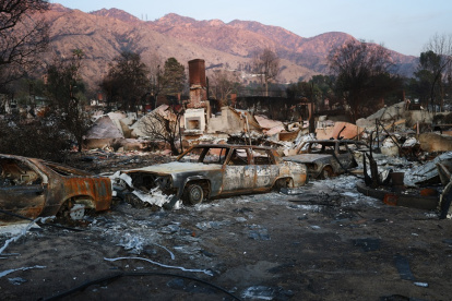 Una vista de vehículos y casas que se quemaron en el incendio de Eaton el 31 de enero de 2025 en Altadena, California.