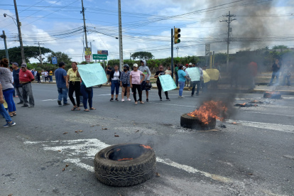 Habitantes de la parroquia Chongón protestaron en el kilómetro 24 de la vía a la costa, la mañana de este viernes 4 de julio.