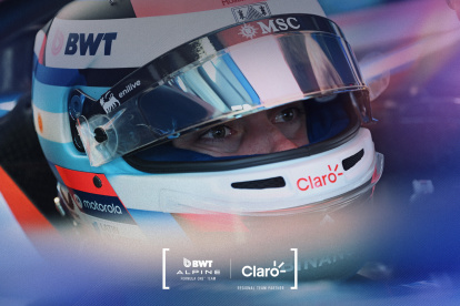Colapinto llevará ahora la marca Claro en el caso y su gorra.
