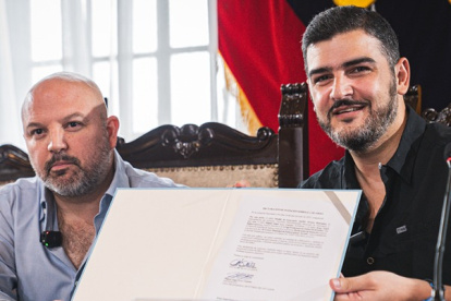 El alcalde Aquiles Alvarez y el presidente de LigaPro, Miguel Ángel Loor, firmaron el convenio que da luz verde a este torneo