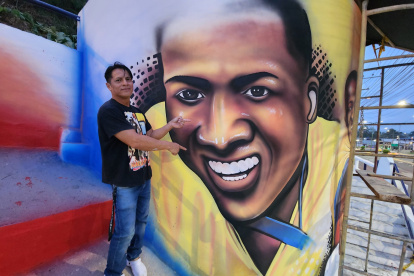 El artista plástico Robert Santos es el autor del mural en el que Willian Pacho quedará inmortalizado en su natal Quinindé. Será el punto de festejos si hoy gana.