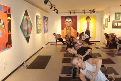 La exposición, llena de color y energía, invitó a los asistentes a explorar la espiritualidad desde una perspectiva sensorial, integrando lo físico con lo emocional.