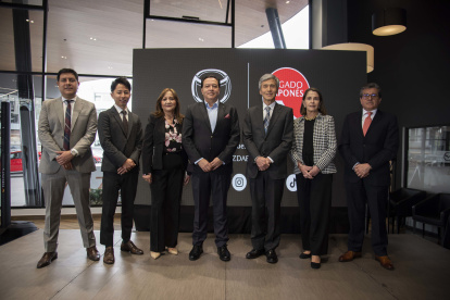Pablo Burbano, gerente de marca Mazda); Yuto Katagiri, Automotive Manager; Gloria Navas, gerente de Operaciones Mazda; Santiago Castro, CEO Maresa; Keiichiro Morishita, embajador de Japón; Florencia Durini, presidente del Directorio Maresa; y Fernando Almeida, miembro del Directorio Corporación Maresa.