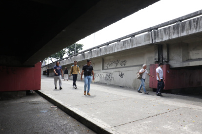 Insalubridad. En la avenida 25 de Julio, los bajos del puente son usados como letrina.