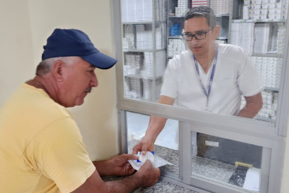 Jubilados y pensionistas denuncian la falta de medicinas y la baja calidad de los medicamentos disponibles en el IESS.