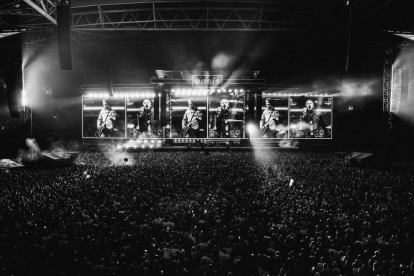 Oasis extiende su leyenda con un concierto histórico ante 75.000 espectadores en Cardiff.