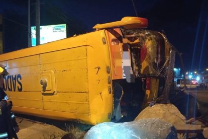 Se registró un choque entre un bus escolar y una camioneta en Cayambe, producto del impacto cuatro personas resultaron heridas.