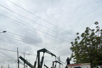 Un contenedor cayó sobre la vía.