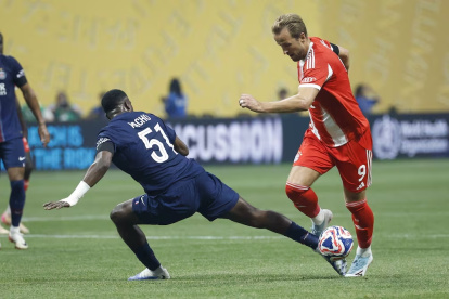 Willian Pacho en la marca a Harry Kane (d)