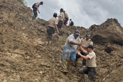 Policías rescatan a un ciudadano en una zona de riesgo.