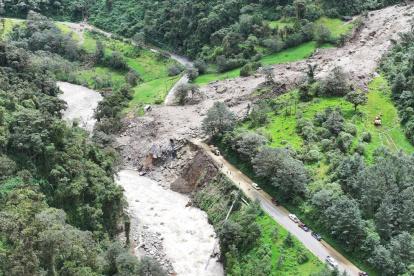 Una toma área que permite ver cómo el deslave ha tapado la carretera en la zona de Cuyuja.