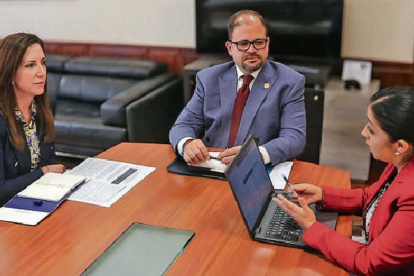 La Ministra de Educación Alegría Crespo y el Ministro del Interior John Reimberg en reunión por el Plan Nos Cuidamos.