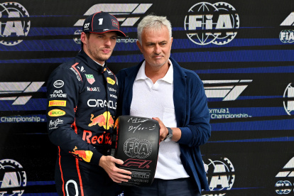 Max Verstappen (i) recibió el premio por la clasificación del técnico José Mourinho.