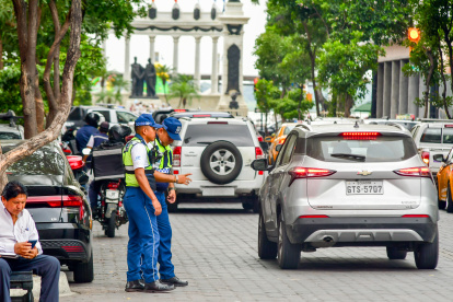 INFRACCIONES EN LAS NARICES DE LOS ATM FOTOGRAFO: FRANCISCO FLORES PERIODISTA: JUAN PABLO PEREZ FECHA: 03-07-2025 AG-EXTERNOS