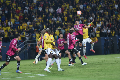 En el primer tiempo ambos clubes se presentaron parejos.