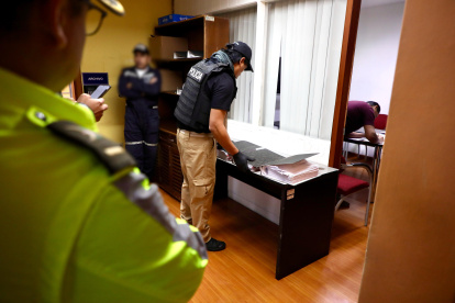Agentes revisan documentos y recogen evidencias en el marco de los allanamientos del caso Depuración Azul.