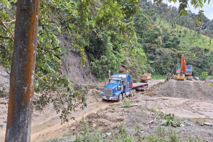 El cierre total de la vía E50 que conecta las ciudades de Loja y Zamora, debido a deslizamientos de material suelto y rocoso.