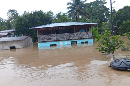 Varias viviendas quedaron parcialmente cubiertas por el agua tras las lluvias y desbordamiento de ríos.