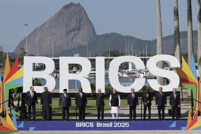 De izquierda a derecha el ministro de Relaciones Exteriores de Rusia Sergey Lavrov, el príncipe herdero de Abu Dhabi Khalid bin Mohamed bin Zayed al Nahyan, el presidente de Indonesia, Prabowo Subianto, el presidente de Sudáfrica, Cyril Ramaphosa, el presidente de Brasil, Luiz Inácio Lula da Silva, el primer ministro de la India, Narendra Modi, el primer ministro de China, Li Qiang, el primer ministro de Etiopía, Abiy Ahmed, el primer ministro de Egipto, Mostafa Madbouly y el ministro de Asuntos Exteriores de Irán, Abbas Araghchi, posan durante la apertura de la cumbre de los BRICS este domingo en Río de Janeiro (Brasil).