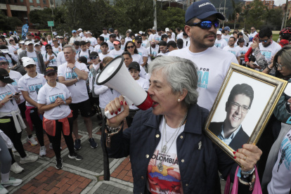 Personas se preparan para participar en la "Carrera por la vida", que recorre este domingo las calles de Bogotá (Colombia).