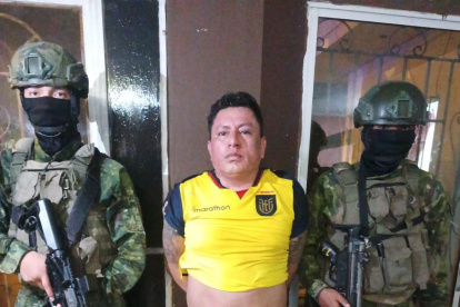 El ciudadano aprehendido fue identificado como Rudy Orlando Calva, alias Finalín, quien posee una boleta de captura vigente por varios delitos.