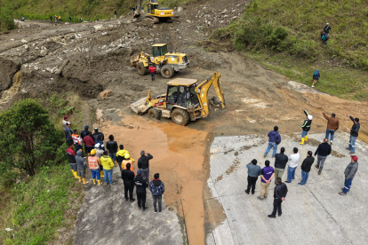 Una delegación encabezada por el ministro de Obras Públicas, Roberto Luque, estuvo inspeccionando los trabajos de remoción de tierra en la vía Zamora-Loja.