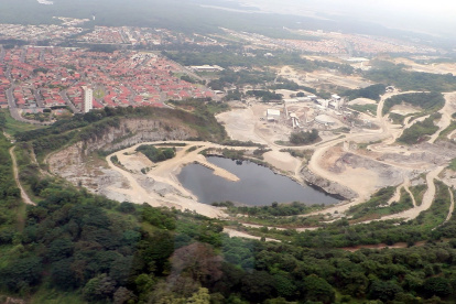 Una foto referencial de la minería que se realiza en la vía a la costa.
