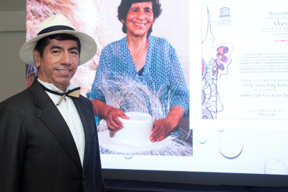 Durante su exposición, el maestro artesano manabita Otto Pachay, cuya familia fue la primera en recibir el reconocimiento de la Unesco a la excelecia de la artesanía.